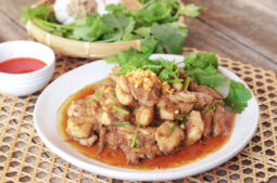 Thai Chicken Garlic Stir Fry (Gai Pad Kratiem)